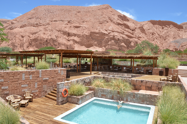 A área das piscinas do hotel Alto Atacama é super charmosa