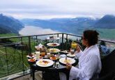 Café da manhã na varanda da suíte 15 – Villa Honegg