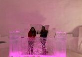 Com a Yvonne no Bar de gelo no Fondue Iglu