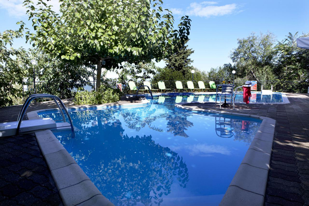 Piscina do Dafnoudi Hotel (foto divulgação)