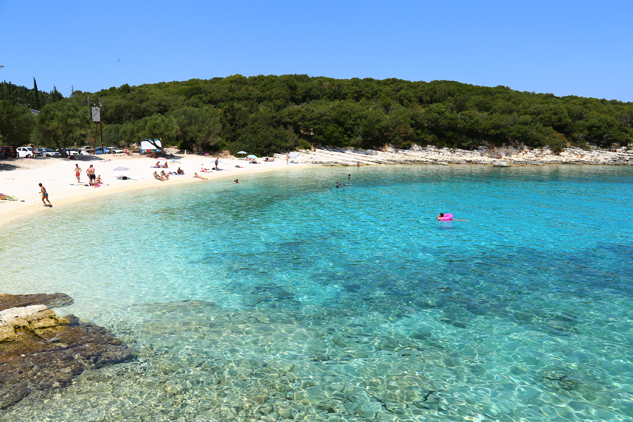 Emblisi Beach embaixo do Emelisse Hotel