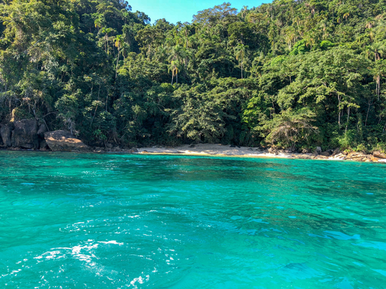 Praia secreta que conhecemos no passeio privado de lancha