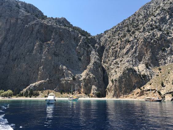barco saindo de Agios Georgios