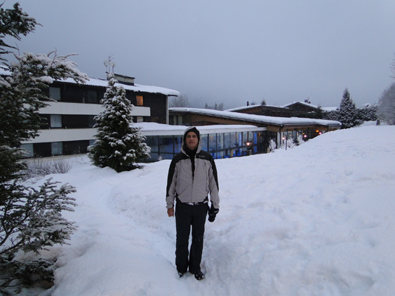 entrada do hotel Mercure cheia de neve